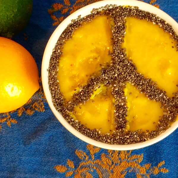 Compote de pêche, banane, curcuma et gingembre UNE MÈRE POULE UN PEU