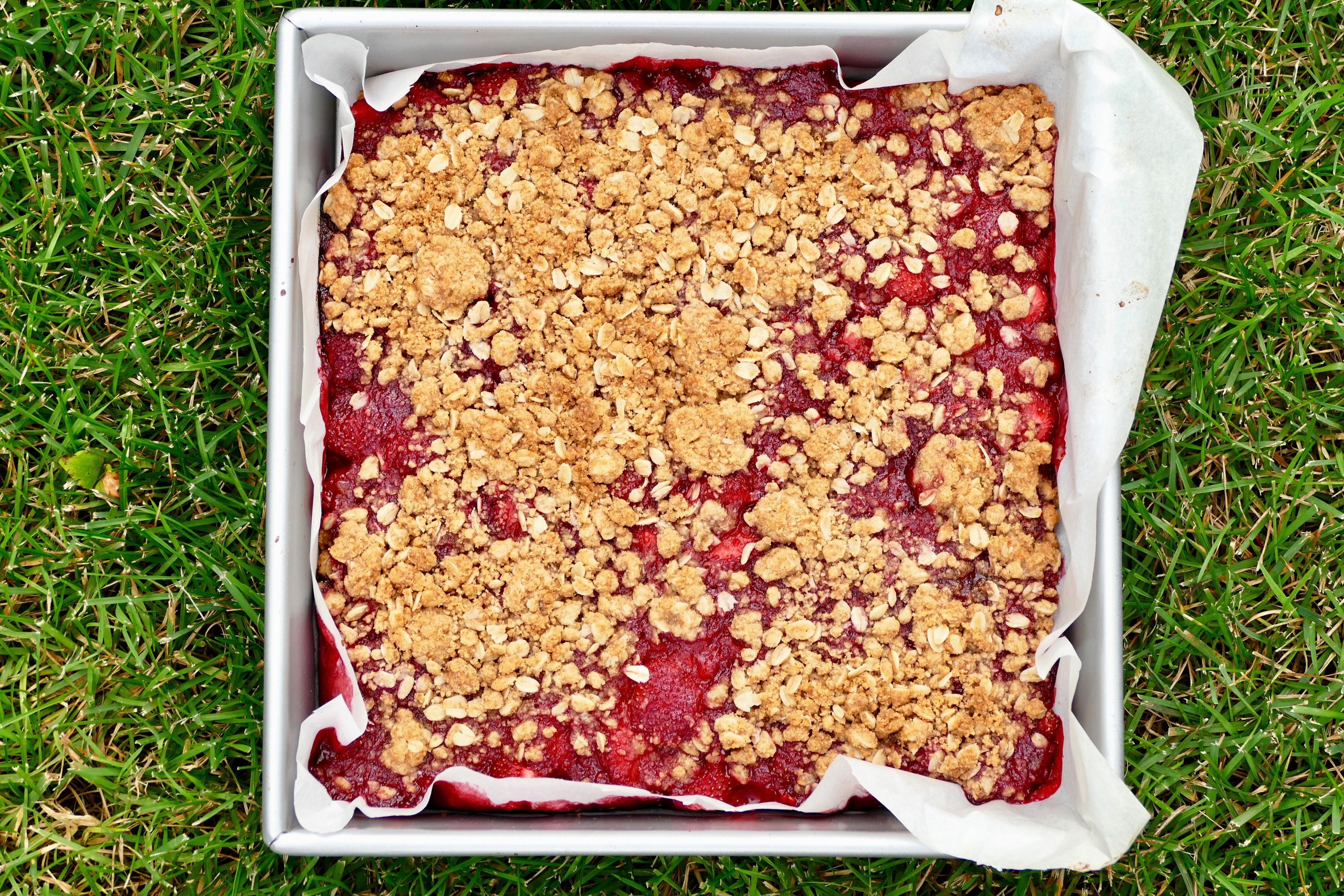Carres Aux Fraises Et A La Chapelure De Biscuits Graham Une Mere Poule Un Peu Dingue