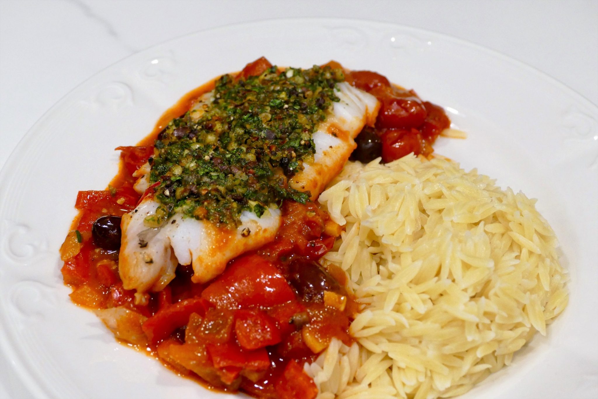 Morue (cabillaud) en croûte sur sauce tomates UNE MÈRE POULE UN PEU DINGUE