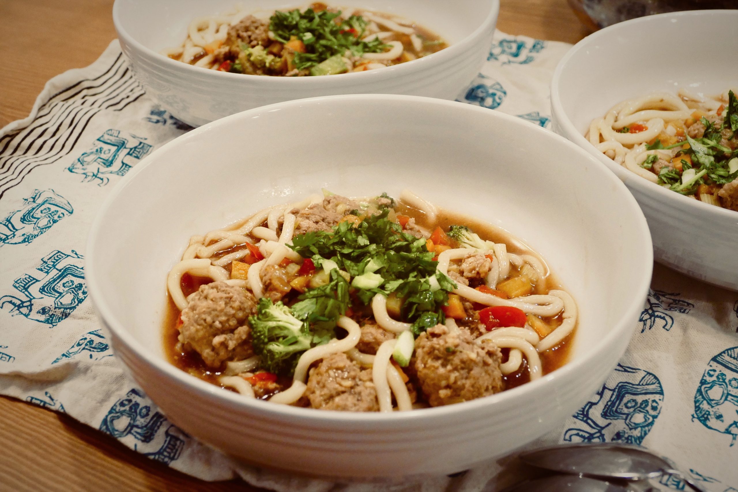 Soupe asiatique aux boulettes et aux nouilles udon UNE MÈRE POULE UN