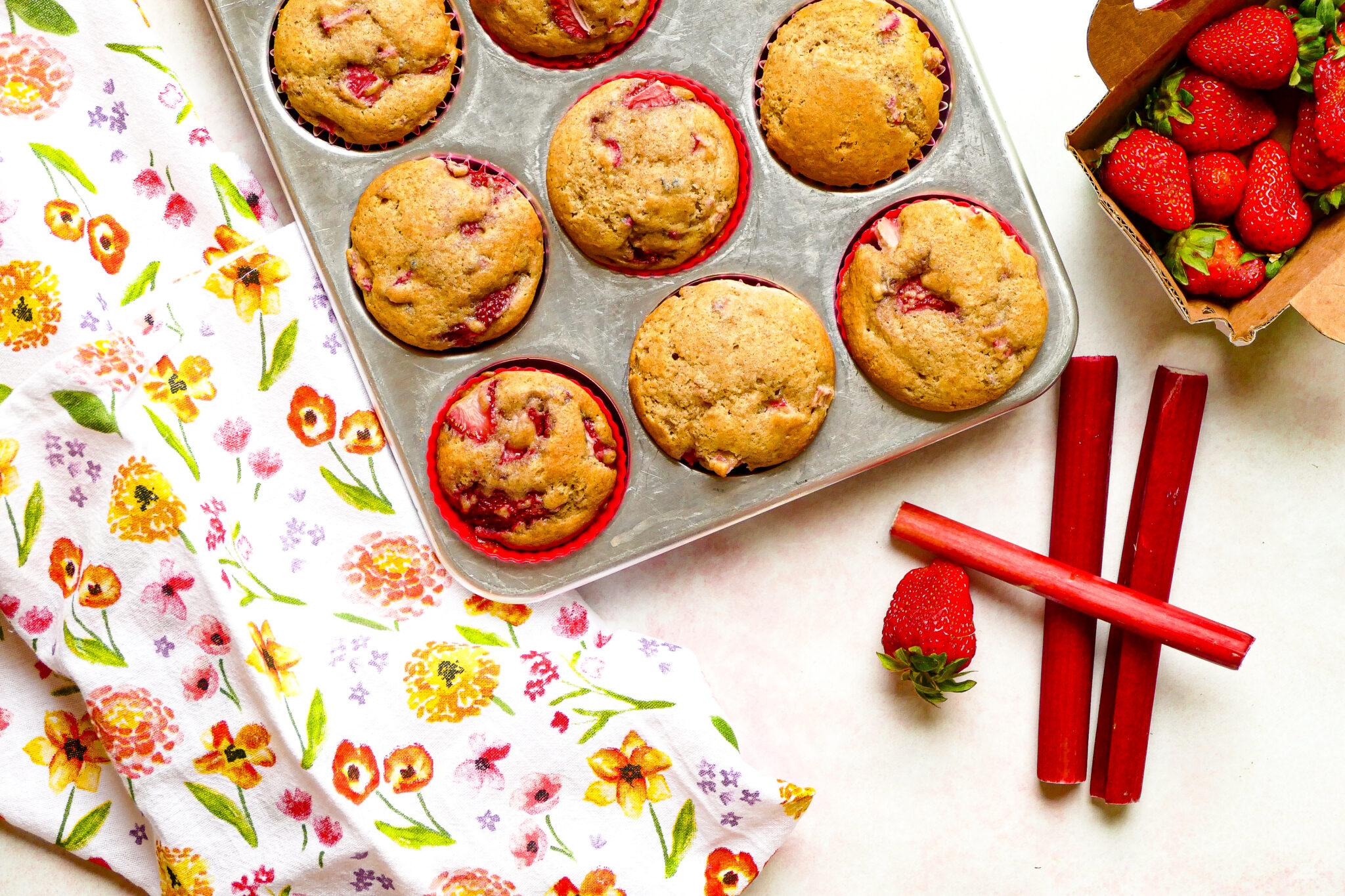 Muffins Aux Fraises Et à La Rhubarbe – UNE MÈRE POULE UN PEU DINGUE